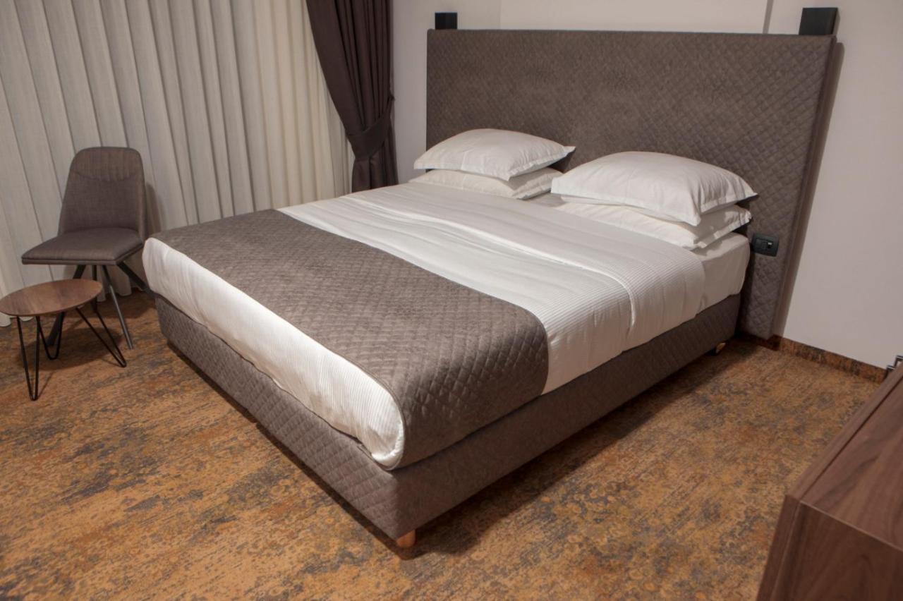 Qama Hotel Pristina Kültér fotó