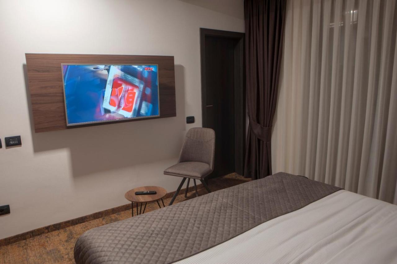 Qama Hotel Pristina Kültér fotó
