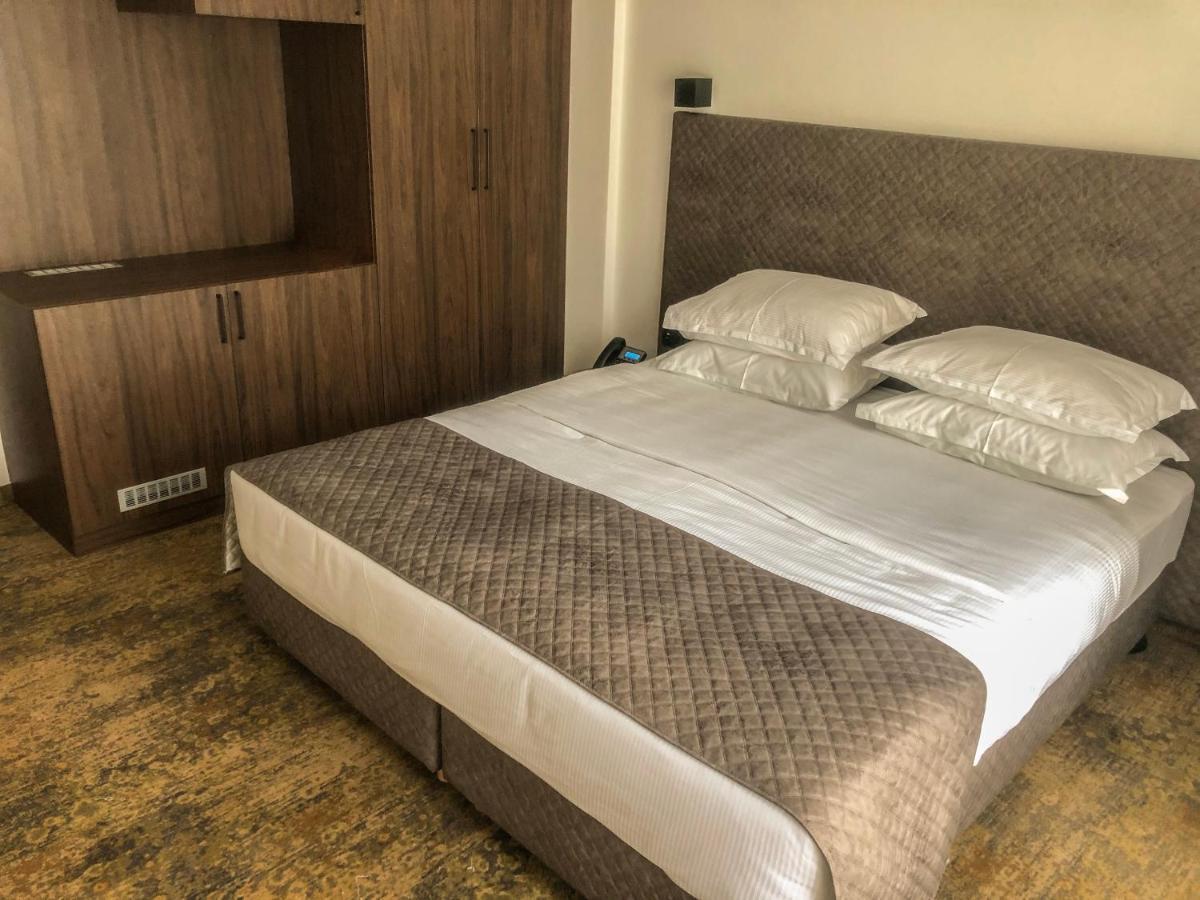 Qama Hotel Pristina Kültér fotó