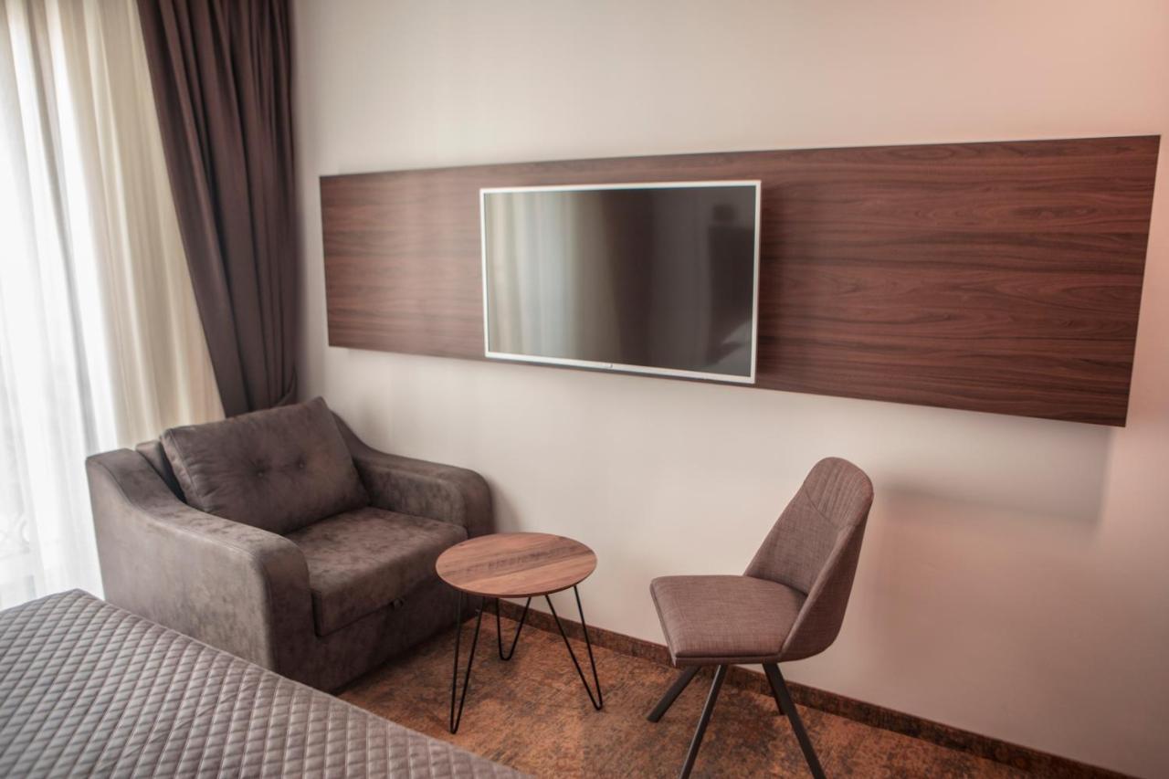 Qama Hotel Pristina Kültér fotó